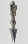 TIBET / NEPAL - Séc. XIX - Antiga Phurba (adaga cerimonial) em bronze cinzelado com pomo, um cabo e uma lâmina com três facetas triangulares. Med. 32 cm. A composição frequentemente gira em torno do significado numerológico dos números três e nove, com materiais que variam de madeira e metal a osso e cristal. As lâminas do phurba podem ser feitas de ferro meteórico , que possui importância simbólica. O pomo geralmente exibe faces de Vajraklaya ou outros motivos sagrados.