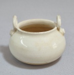 CHINA, DINASTIA YUAN (1271-1368) - Pequeno incensário em cerâmica chinesa "Dingyao" recoberta por esmalte branco. Alças laterais com detalhe moldado. Med. 7 x 7 x 4 cm
