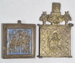 Russia, Séc.XVIII e XIX - Dois pequeno icones de viagem em bronze, A Trindade e Santa Paraveska, um deles realçado com esmaltes azuis e outro com argolas de suspensão laterais. (falta uma argola) Med. 9 x 6 cm e 6 x 5.5 cm ---- https://www.mednyobraz.ru/katalog/product-details/1702-1-78-ikona-mednaya-svyataya-troica-zolochenie-19v.html ----https://uz.ozon.com/product/starinnaya-litaya-mednaya-ikona-paraskeva-pyatnitsa-mednyy-splav-lite-rossiya-xviii-xix-v-9h5-2-sm-3531100945/?at=16tL4LmnDIV3R8Oou60G5G8CYP1zMRSx3G90xsWB7rqL&sh=HHStVsZL7A  ----https://www.icon.lt/14.html ----