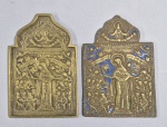 Russia, Séc.XIX - Dois icones de viagem em bronze, um realçado com esmaltes azuis. Textos em cirílico na parte superior. Med. 11.5 x 08 cm