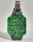 Mianmar (antiga Birmânia) - Grande pingente oriental em precioso bloco de Jadeita, lavrada em baixo relevo, com símbolos e volutas, e prata. medida total 6,5 x 3 cm