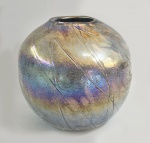 Anos 60 - Grande vaso globular soprado em vidro italiano de murano, texturizado e com belíssima irisdescência furtador. Sem assinatura ou marca. Med. 25 x 25 cm.