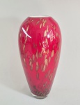 Anos 50/60 - Vaso alto no formato de ogiva em vidro de Murano vermelho, detalhes em pó de ouro e interior branco. Med. 37 cm