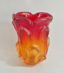 Pesado e antigo vaso em vidro de Murano degradê nos tons vermelho e laranja. Med. 24 x 16 cm.