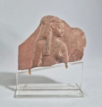 MUSEU DO LOUVRE - Relevo com réplica de fragmento com a figura da rainha Cleópatra representada como deusa Hathor. figura egipcia em terracota e base em acrilico plexglass. Med. 12 x 14 cm --- Ver outras e cotação: https://www.proantic.com/en/1723251-cast-of-a-fragment-of-an-egyptian-goddess-stelelouvre-museums20th-century.html  ---- https://www.nationalgeographicbrasil.com/historia/2024/08/quem-foi-cleopatra-a-mulher-que-governou-o-egito-e-seduziu-os-romanos