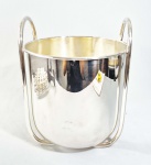 SOPPIL - Wine Coller/ Champanheira com design modernista em metal folheado a prata. Alças laterais. Med. 29 x 24 x 23 cm.