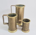 Conjunto de antigos tankards ingleses em latão, circa de 1900. Med. maior: 20 cm e meor 10.5 cm