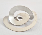 ANTONIO BERNARDO - OBJETO TOURBILLON - P - Escultura cinética assinada, folheada a ouro branco escovado. Designer exclusivo. Medida da escultura: 10 x 7 cm. Ver valores da versão maior em aço e matéria com outras peças  --- https://arqsc.com.br/designer-de-joias-antonio-bernardo-cria-objetos-para-casa/ --------https://www.antoniobernardo.com.br/019919_objeto-turbillon-de-aco-30cm---c/p?srsltid=AfmBOorpdQCIK1HDFwH-wZdFh-VF_0koVl70cFRtoB5LOqRd0UupNG4q