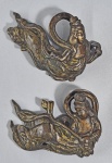 Antigo par de ornamentos orientais com figuras de Donzelas Celestiais (que habitam as terras puras de Buda) em bronze patinado, séc XIX. 18 x 13 cm