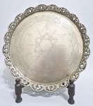 BRASIL, SÉC.XIX/XX - Antiga salva em metal branco, galeria com bordas recortadas, fundo decorado com estrela de 6 pontas e folhagens. Marcada "PO". Med. 31 x 04 cm