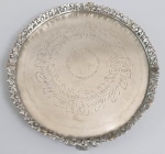 Salva em metal branco, fundo cinzelado com folhagens, galeria vazada, pés em garra. Sem marcas. Med. 20 x 03 cm