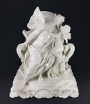 GINORI DOCCIA (Atual propriedade da GUCCI) - D'aprés MASSIMILIANO SOLDANI BENZI (1656-1740) - SÉC.XVIII/XIX - Muito rara escultura 'CUPIDO E PSICHE' realizada a partir dos moldes originais, vendidos para o Marquês Carlo Ginori, pelos herdeiros dos principais escultores barrocos florentinos: Giovanni Battista Foggini e Massimiliano Soldani Benzi; A fábrica criou diversas versões em cerâmica desta grupo e  produziu aproximadamente 150 grupos de figuras de porcelana, no final do séc.XVIII e inicio de XIX, executadas em parte, pelo mestre Giovan Battista Vannetti, pupilo de Soldani e contratado da fábrica. Esta é versão em porcelana branca esmaltada, tendo similar na da coleção de Emanuele Taparelli d'Azeglio e agora no Museu Cívico do Palazzo Madama em Turim,  inv. 3013/C; fig. 4, no aual a aljava cheia de flechas, em vez de estar pendurada no lado direito de Cupido, está colocada no chão, exatamente como esta. A versão em porcelana policromada, é datada de cerca de 1770, e uma das verões se encontrava anteriormente na posse de Franco e Emanuele Subert em Milão. (VER LINK MUSEU GINORI ABAIXO). Marca na base. Altura 30 cm largura da base 26 cm profundidade 18 cm. Restauro na asa do cupido. OBS: A antiga marca Ginori Doccia começa a ser usada com o asterisco ou a estrela que também apareceram durante o mesmo período, às vezes pintados em ouro ou vermelho sobre o esmalte, perdurando até a primeira metade do século XIX, ocasionalmente alternando com numerais pintados ou com as letras P (primeira escolha) e F incisas. Posteriormente, e principalmente em peças de majólica de uso comum, "GINORI" foi estampado até por volta de 1840, enquanto simultaneamente, na porcelana, surgiu um N coroado (com a aquisição da Real Fábrica Ferdinandea (Napoli e Capodimonti) e o direito de reproduzir e utilizar sua marca, gerando confusão com as peças Napoli e Capodimonti. Na segunda metade do século XIX, entre 1850 e 1890, utilizou-se um G estampado dentro de um losango vertical ou "Ginori" pintado dentro de um oval. Nas últimas décadas, também foi utilizada a inscrição "Manifattura Ginori" dentro de um oval com uma estrela no centro. Estes dois últimos tipos de marcas eram pintados nas cores preto , azul , verde e vermelho . ( Referencias: wikipedia). CARACTERISTISCAS QUE DISTINGUEM AS MARCAS: A principal diferença é que elas são duas fábricas diferentes, localizadas em cidades diferentes: Capodimonte foi fundada em 1743 pelo Rei Carlos III de Nápoles, conhecida por suas figuras em alto-relevo e a PASTA MACIA (chamada de "pasta Capodimonte"), já a porcelana Ginori Doccia foi fundada por Carlo Ginori em 1735, em Doccia, perto de Florença. Ela produzia uma porcelana de altíssima qualidade, e pintura excepcional feita por mestras, quando policromadas. SOBRE A OBRA: Modelo registrado no Inventário de Modelos da Manufatura de Ginori Doccia, do século XVIII, juntamente com suas variações. CURIOSIDADE: Atualmente a marca Richard Ginori é propriedade da grife GUCCI. ----REF. INVENTÁRIO DO MUSEU GINORI: https://www.sillabe.it/img/cms/La%20Manifattura%20Ginori.pdf ---------VER COTAÇÕES NA SOTHEBYS ----- https://www.sothebys.com/en/auctions/ecatalogue/2015/winter-collection-l15234/lot.65.html --------https://www.sothebys.com/en/buy/auction/2022/old-master-sculpture-early-jewels/cupid-and-psyche ------ CHRISTIES ----- https://www.christies.com/en/lot/lot-6010078  ------- https://museoginori.org/collezioni/amore-e-psiche-da-massimiliano-soldani-benzi-con-varianti ------ BONHAMS ------ https://www.bonhams.com/search/?chronology=past&query=ginori+doccia&page=2