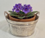 WILCOX SILVER PLATE - E.U.A. - Antigo cachepot violereiro em metal silverplate, no formato de tina/barril. Com alças. Fundo para escoar agua removível. Desgastes. Med.