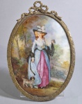 SÈVRES - Antiga placa oval de porcelana pintada a mão, retratando Dama da corte europeia, possivelmente Georgiana Cavendish, Duquesa de Devonshiree com cachorro. Assinado no c.i.d. Moldura em bronze no estilo Luiz XVI. Marca azul no verso com a letra S, referente ao ano de 1771. Med.  29 X 19 cm..