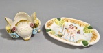Capodi Monte - Antigo cinzeiro em porcelana pasta mole, decorado com figuras de puttis em relevo. Med. 15 x 11 cm e pequena folheira italiana com bordas recortadas e folhes em relevo. Med. 10 x 06 x 08 cm
