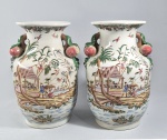 dois lindos vasos decorativos de porcelana, com detalhes pintados à mão e alças laterais. ideais para dar um toque de elegância e sofisticação ao ambiente. medidas: 20cm x 20cm x 32cm.