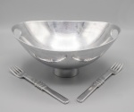 Grande saladeira com alças e talheres para servir em alumínio fundido e polido. Pode ser usado como centro de mesa ou fruteira. Med.