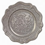 EUROPA - SÉC.XVIII/XIX - Raro prato matrimonial ARMES D´ALLIANCE, título de conde (coroa com 9 esferas) nobreza europeia (muito comum no contexto francês ou italiano do século XVIII e XIX), sob uma coroa com nove pérolas visíveis, correspondente à titularidade de Conde. Raro prato de casamento da Nobreza com brasões e etc. Bordas recortadas.Selo do metalurgico no fundo. Med. 24cm