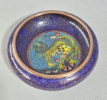 Lindo e antigo bowl em cloisonné chinês, decorado na base da parte interna por dragão flamejante; e na parte externa e borda interna por um padrão floral e geométrico sobre fundo azul cobalto. Medidas: 17 (L) cm x 12,5 cm de diâmetro da boca x 6 (A) cm