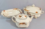 3 peças sendo sopeira, bule e travessa inglesa Art Deco . Med.  tampas com fio de cabelo e pega colada.