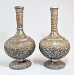 PERSIA - SÉC.XVII/XVIII -  EXCEPCIONAL FRASCO DE BIDRI COM INCRUSTAÇÕES DE PRATA (SURAHI), BIDAR, DECCAN, ÍNDIA, SEGUNDA METADE DO SÉCULO XVII OU XVIII.Par de anforas em delicado trabalho de 'KOFTGARI ' em fios de Prata e Ouro sobre fundo de ferro escurecido. Med. 24.5 cm.   'KOFTGARI 'é a arte complexa de decorar superfícies metálicas com fios finos de ouro ou prata. Originária da Ásia Ocidental e Central, essa técnica se espalhou para o Sul da Ásia durante o período timúrida e floresceu em regiões como Rajastão, Punjab, Hyderabad, Caxemira e Thanjavur. Tradicionalmente associada a armas e armaduras, a arte koftgari adornava espadas, adagas, escudos, capacetes e aguilhões de elefante com arabescos florais, padrões geométricos e inscrições sagradas, que se acreditava oferecerem proteção  - https://www.christies.com/en/lot/lot-6500656 ----https://www.roseberys.co.uk/bidding/A0541-arts-of-india-421/62-rtoa-large-indian-silver-inlaid-alloy-bidri-flask-surahi-522407 ------https://www.orientalartauctions.com/object/artisla26145-a-large-indian-silver-inlaid-alloy-bidri-flask-surahi-deccan-18th-century ---- https://www.chiswickauctions.co.uk/auction/lot/lot-240---a-bidri-silver-inlaid-long-necked-flask-surahi/?lot=115029&sd=1 ----- LEIA MAIS -- https://imp-art.org/articles/koftgari/