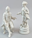 Dois antigos bibelots em biscuit europeus, Séc.XIX, representando dois nobres. Um deles com restauro no pé da cadeira. Med. 19 e 17 cm