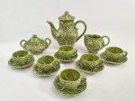 Antigo conjunto para café em majolica portuguesa verde, no estilo das peças Caldas da Rainha, decorados com folhagens em relevos, composto por um bule, uma leiteira, um açucareiro e 06 xícaras com seus respectivos pires. Med.    -----https://debongout-paris.com/en/products/leandre-tasses-barbotine-205