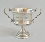 Pequeno trofeu. Med. 11 x 08 cm Peso: 61 gramas.