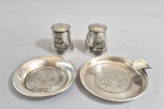 Lote com peças em prata sterling mexicana sendo: Dois cinzeiros, saleiro e pimenteiro. Med. 3 e 6.5 e 7 cm. Peso: 58 gramas.