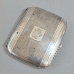 Antiga cigarreira em prata alemã 900. Peso 76 gramas. Med. 9 x 8 cm. Dobradiça solta.