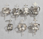 Lote com 6 coroas para santo em prata e um pingente. Med.