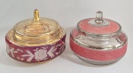 Anos 50/60 - Duas compoteiras em vidro texturizado, dourado e com detalhes em folhas lapidadas. Marcas de uso. Uma delas com pequeno lascadinho na borda da tampa. Med.