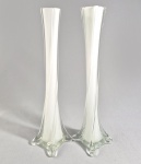 Par de vasos solifleurs em vidro, esmaltação branca no interior. Um deles com pq lascadinho na borda. Med. 30 cm