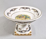 Pequena fruteira ou porta confeitos em porcelana decorada com guirlandas e frutos. Marca no fundo. Med.