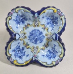 FÁBRICA NALDA (1936 e 1971) - Raro porta confeitos em majolica portuguesa da extinta fábrica, localizada no Vale do Cambra. Funcionou por um curto período de tempo, onde trabalharam alguns importantes nomes de Alcobaça, como Joaquim Leonardo, Alfredo Santos e João Pombo, pintores na Elias e Paiva. Semelhante e muito confundida com Alcobaça, hoje são muito procuradas por colecionadores devido à sua origem rara. VER FOTO DO MUSEU nas fotos extras. Med.