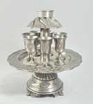 KIDDUSH - Fonte de vinho em estanho, decorado com flores e arabescos. Completo. Med.