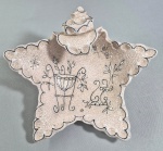 Fratelli Fanciullacci - Anos 50 - Porta confeitos italiano em faiança italiana texturizada na cor rosa, no formato de estrela do mar com búzio, com delicados desenhos. Localizado e numerado na base. Med.
