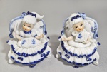 Dois delicados bibelots em porcelana pintada a mão, representando damas. Med.