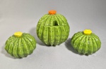 Curioso galeteiro em porcelana no formato de Cactus, composto por paliteiro, saleiro e molheira ou açucareiro. Med.