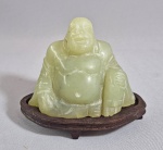 Antigo buda esculpido em bloco de Jade verde. Medida total: 11 x 10 cm