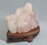 Antigo buda esculpido em bloco de Jade ou Quartzo rosa. Medida total: 14 x 14 cm