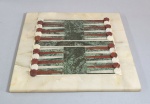 Tabuleiro de Gamão em pedra. Med. 29.5 x 29.5 cm