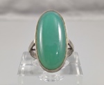 Antigo anel em prata com grande cabuchon oval em pedra verde possivelmente Jade. Aro 19/20