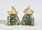 Dois pequenos pingentes chineses no formato de budas, esculpidos em Jade e metal dourado. Med.