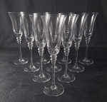 Conjunto com 10 elegantes taças altas para champagne em finissimo cristal. Hastes trabalhadas com gomos. Sem marca. Med.