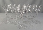 Conjunto com 12 elegantes taças altas para aperitivo ou vinho do porto em finissimo cristal. Hastes trabalhadas com gomos. Sem marca. Med.