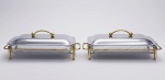 Par de porta travessas com tampa (com suporte para mesa) em metal dourado e prateado. Acompanha pirex medida 15 x 40 x 22 cm.