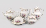 Antigo aparelho de chá e café em porcelana polonesa, decorado com flores e rosas. Bule com restauro no bico. Medida maior: