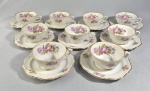 Conjunto com 9 em antigas xícaras para chá em porcelana polonesa, decorado com flores e rosas. Total: 18 peças. Med