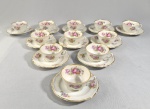 Conjunto com 11 em antigas xícaras para chá em porcelana polonesa, decorado com flores e rosas. Total: 22 peças. Med
